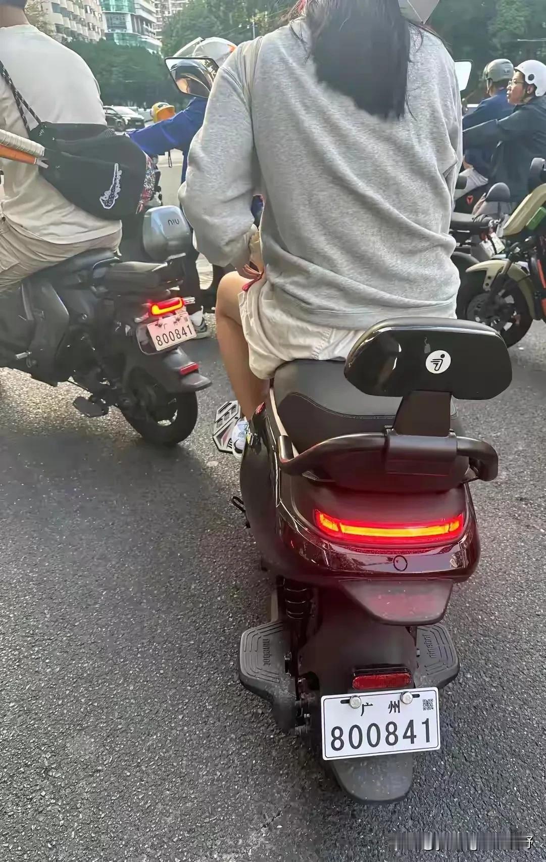 看来套牌车不但会出现在汽车上，连电动车也套上了。广州作为电鸡之都，登记上牌的电动