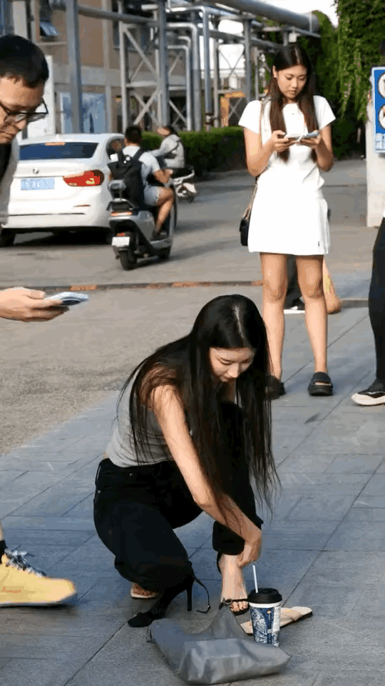 街拍模特换装间隙