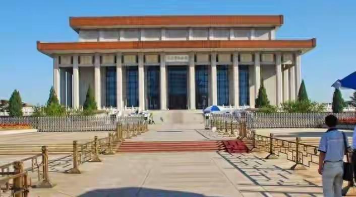 华国锋主席顺民心切民意做出重要决策为伟大领袖毛主席建纪念堂，让全国人民有一个祭奠