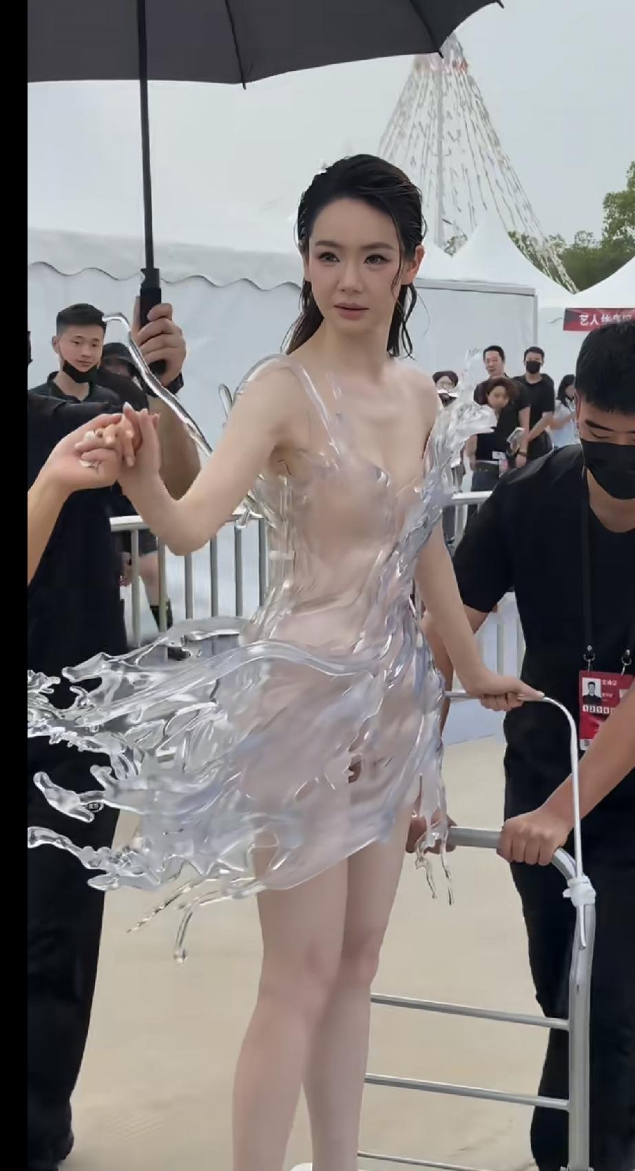 女明星只有戚薇敢这么穿了，身材和皮肤都像二十几岁的小姑娘，6斤重的水衣穿在身上，
