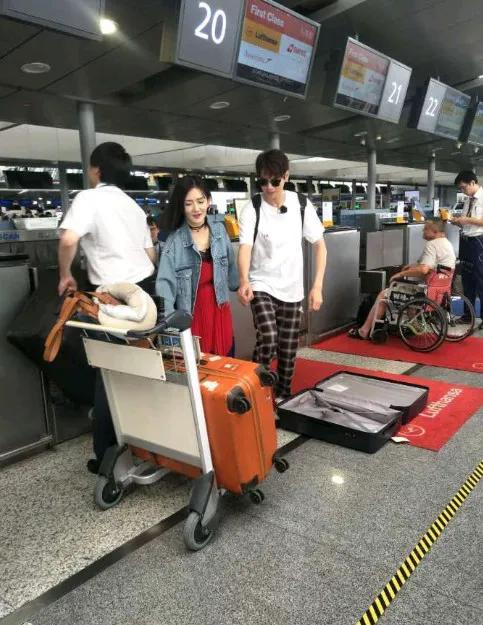 笑不活了！机场安检口母女俩神操作，500块行李费直接省下机场安检口的一幕，