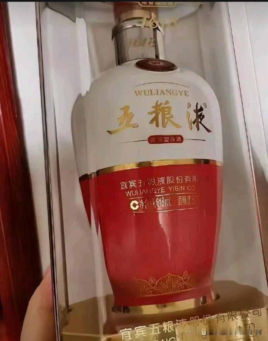 昨天吃席随了600块，桌上全是女的，五粮液没人碰。散席我把没开封的酒拿回了家，