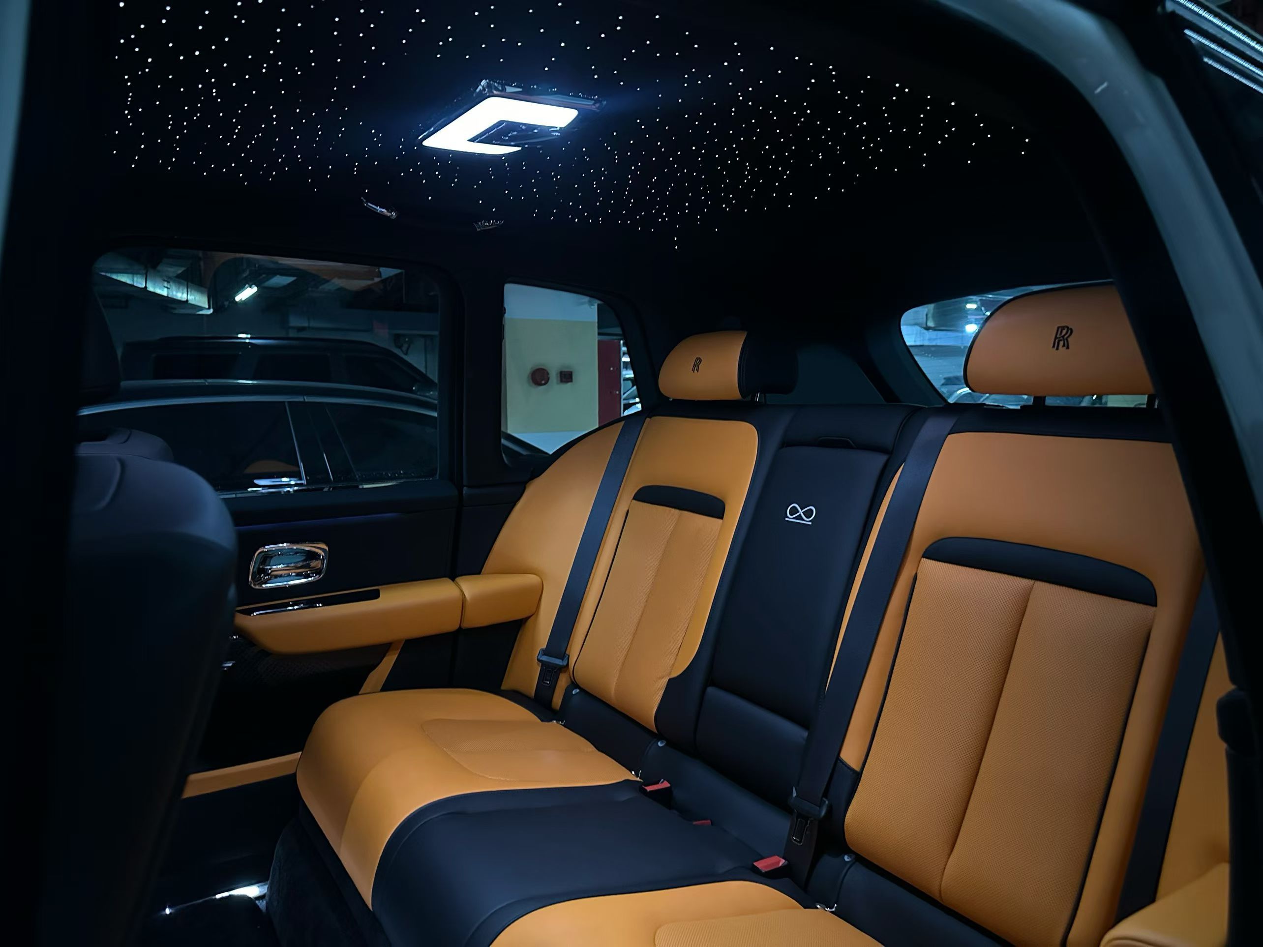 劳斯莱斯库里南BB版五座，新款，高定版配色，白车橙内选配23寸轮毂·流星顶