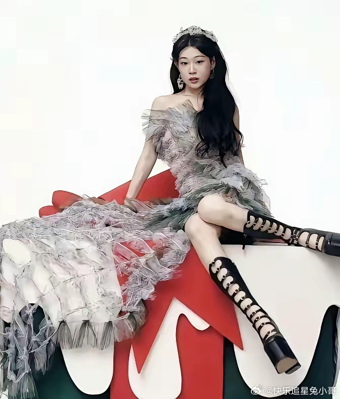 小沈阳看来是真赚到钱了，不捧红闺女是誓不罢休啊！这是沈佳润第三次上封面杂志了这是