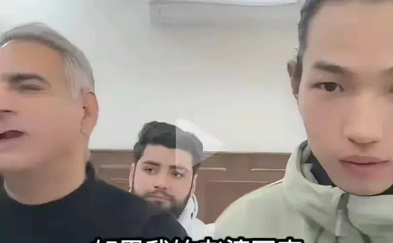 孩子妈带俩娃熬了15年，他突然喊老婆求复合直播间里，小麦爸一口一个老婆叫得