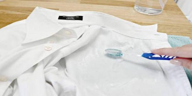 分享一个去除衣服上油渍的实用小窍门，当我们的衣服上沾上油渍之后，先不要用水去洗，