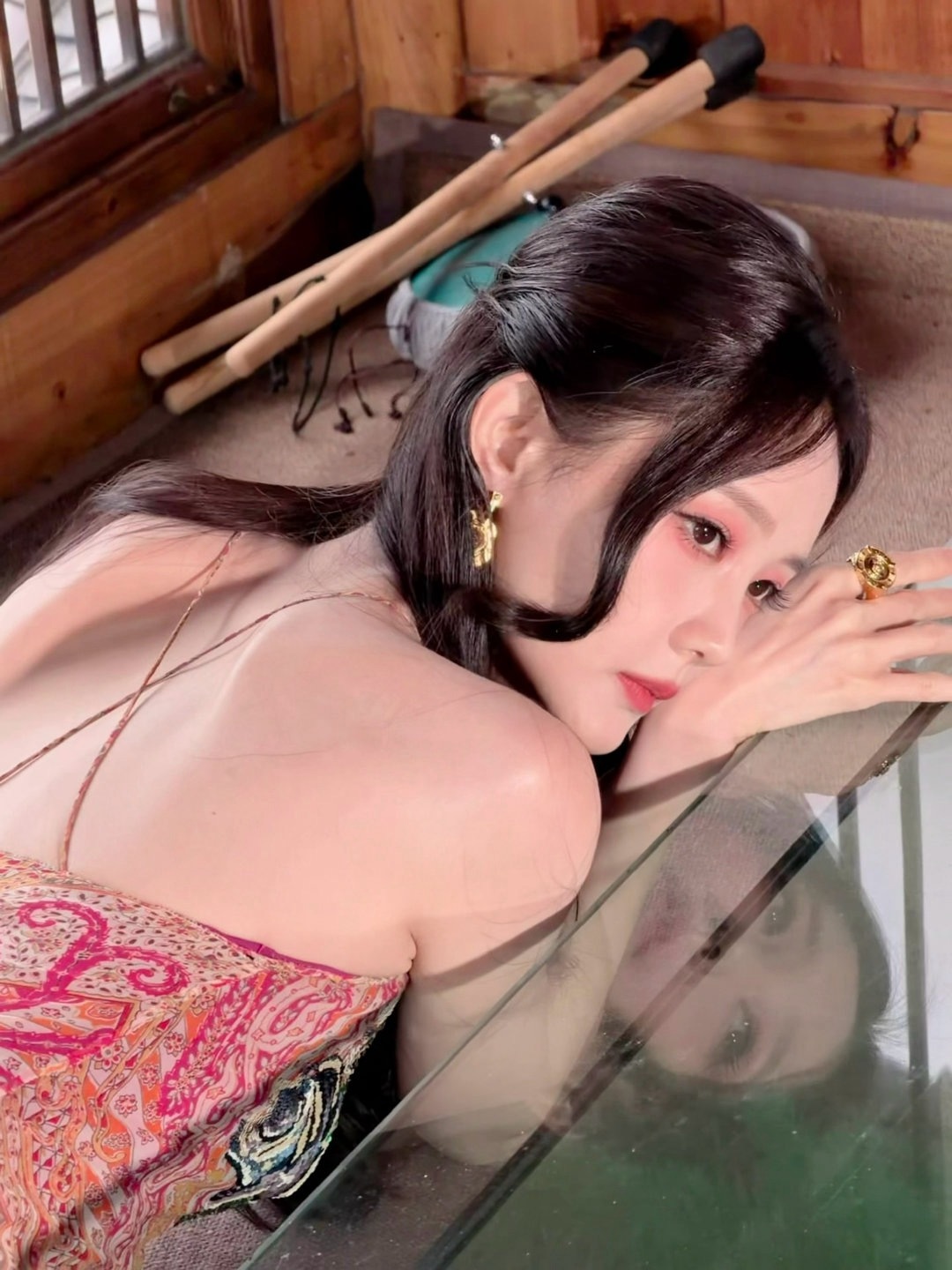 李一桐最新物料张家界度假照吊带美背好迷人好吸睛