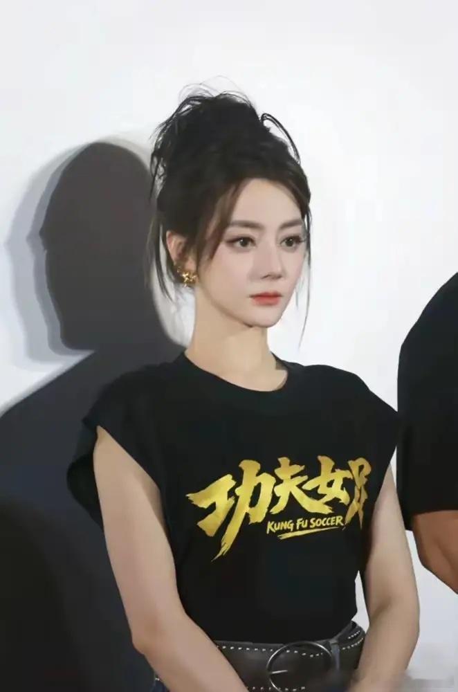 内娱终于出了一个可怕的演员那就是迪丽热巴倒不是因为她长得漂亮，演技又好，而是因为