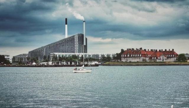 现在的丹麦比立陶宛都要狠，立陶宛为了投靠老美，只是得罪东方大国和俄罗斯，丹麦现在