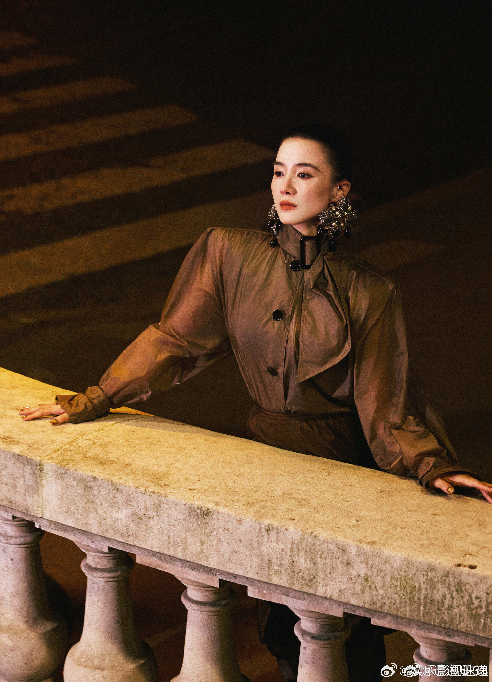 宋佳耳环比脸大宋佳超大耳环看到宋佳戴比脸还大的耳环直接被折服，不是谁都能驾驭这