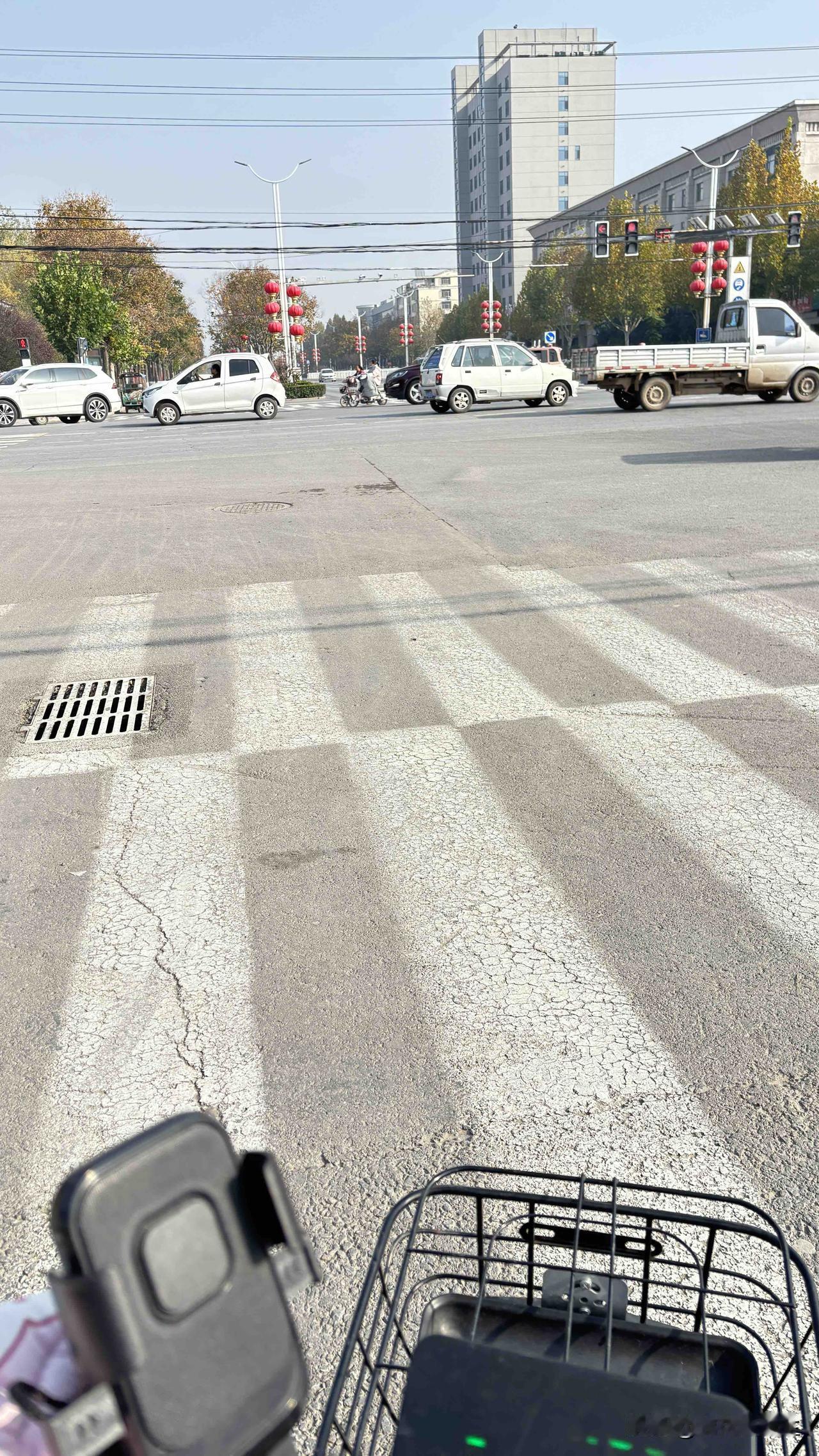 等红灯这功夫瞅两眼：路口车还挺全乎，小白电车、SUV，还有个小货车慢悠悠等着。旁