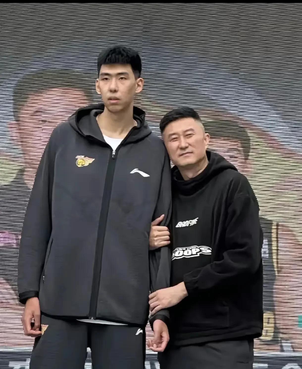 虽然不用，不待见徐昕，但是杜峰能把徐昕弄进国家队。虽然孙铭徽CBA联赛里大杀四方