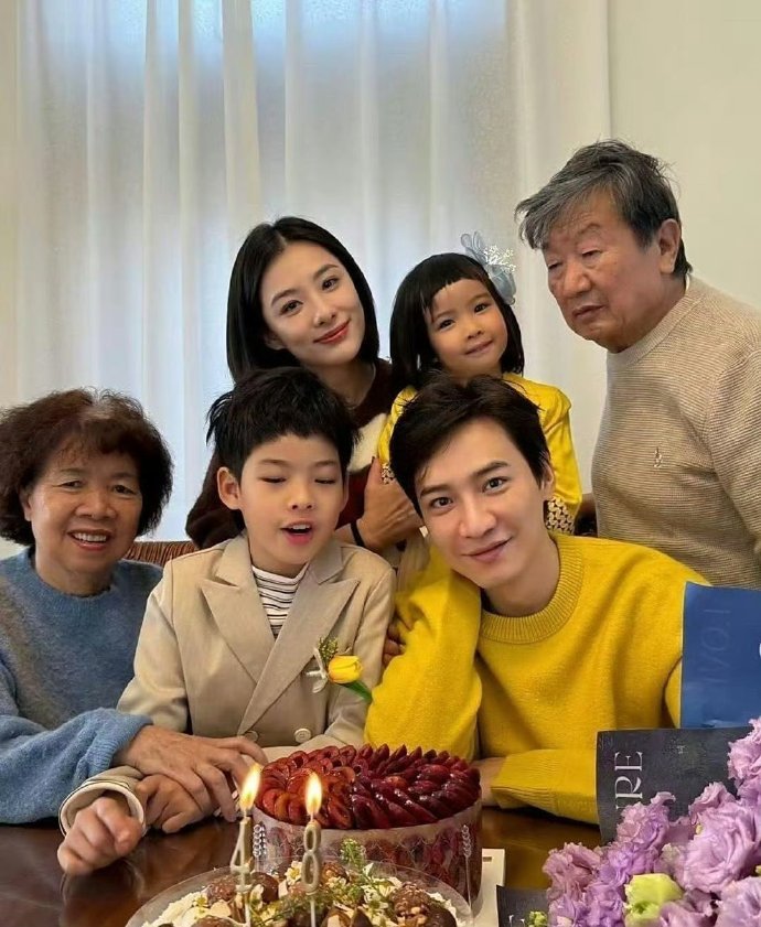 奥运冠军刘璇45岁像少女，保养的实在太好了，帅气老公像明星，两个人太般配了