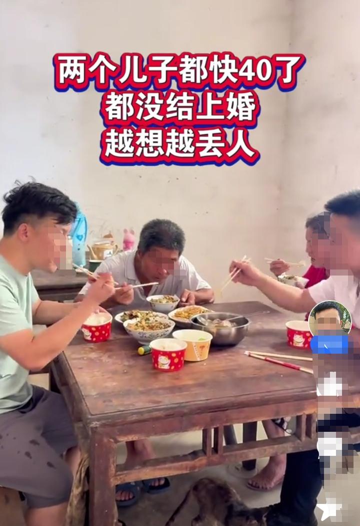 老人两个儿子今年已经快40岁了，但是都没有结婚，甚至连女孩子的手都没牵过，老两口