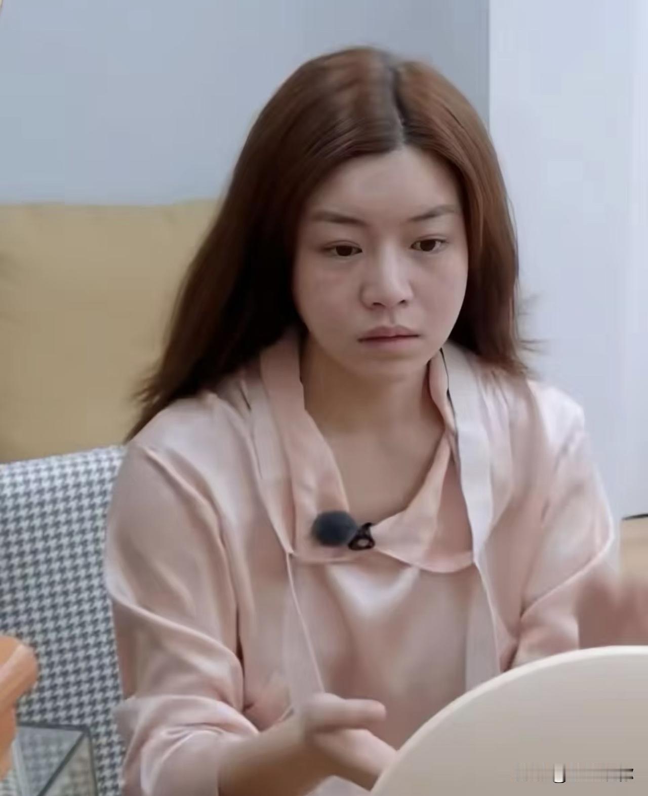 陈妍希虽然依旧比同龄人显年轻，但对比自己巅峰状态，这几年算得上断崖式衰老。还记得