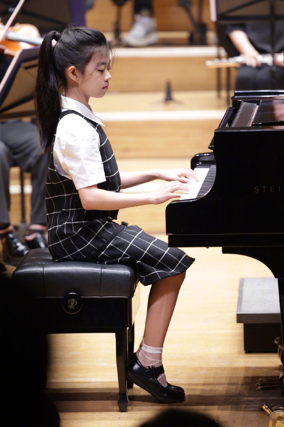 汪峰女儿醒醒参加钢琴演出，顶级交响乐队配合，汪峰在台下陪同汪峰女儿参加钢琴演出汪