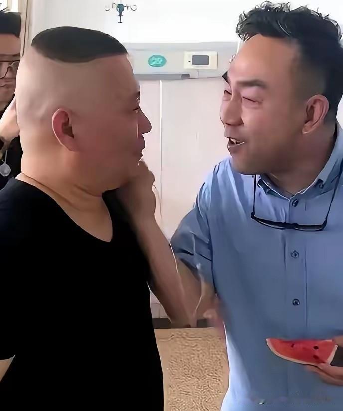 你进福布斯成千上万人也会争着搀扶你！杨议吐槽郭德纲出门被搀扶摆谱，郑好一句话点破