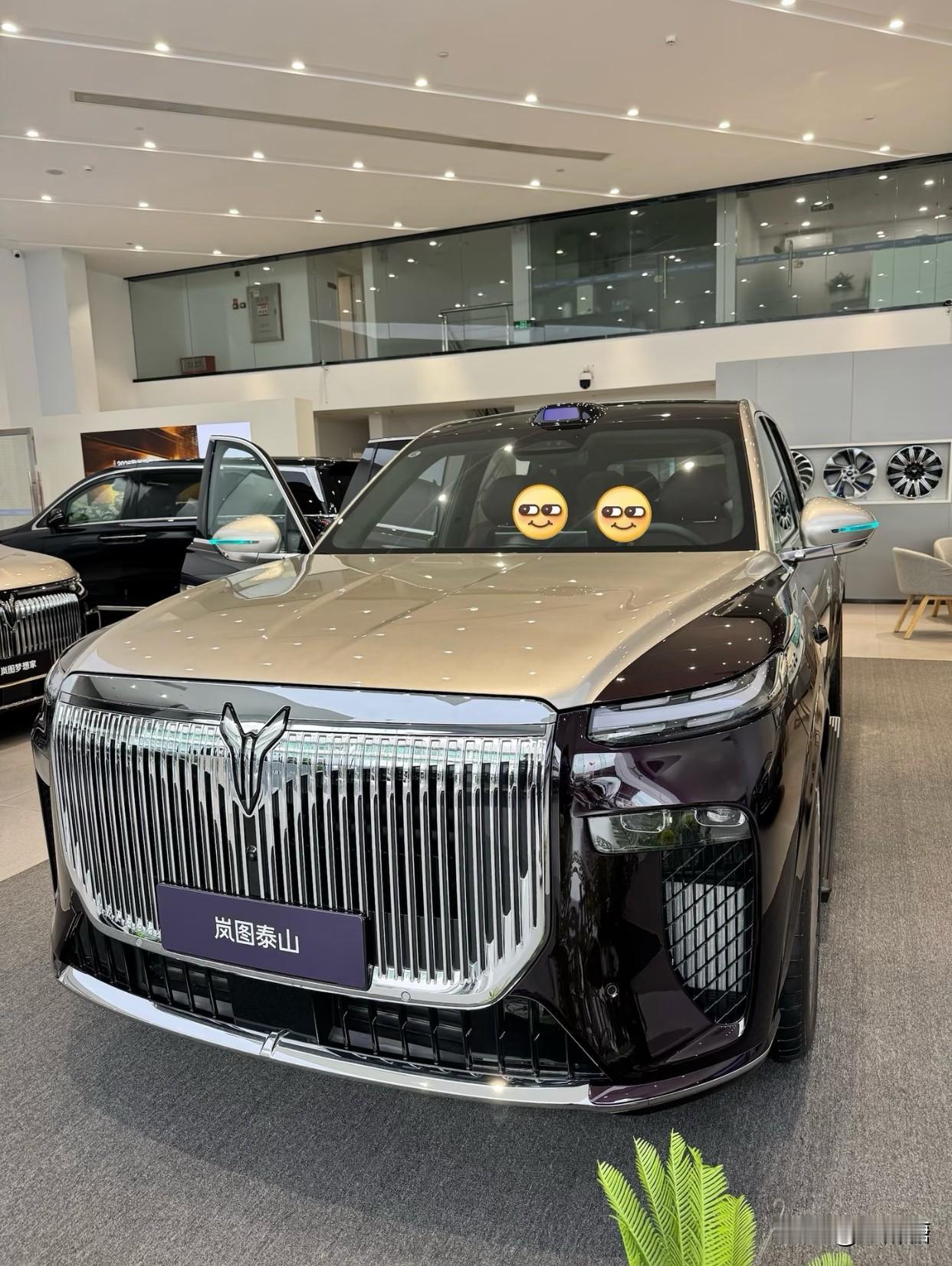 岚图泰山给我的第一感觉，就是“稳”。不是笨重，是一种从容不迫的气场。外观硬朗