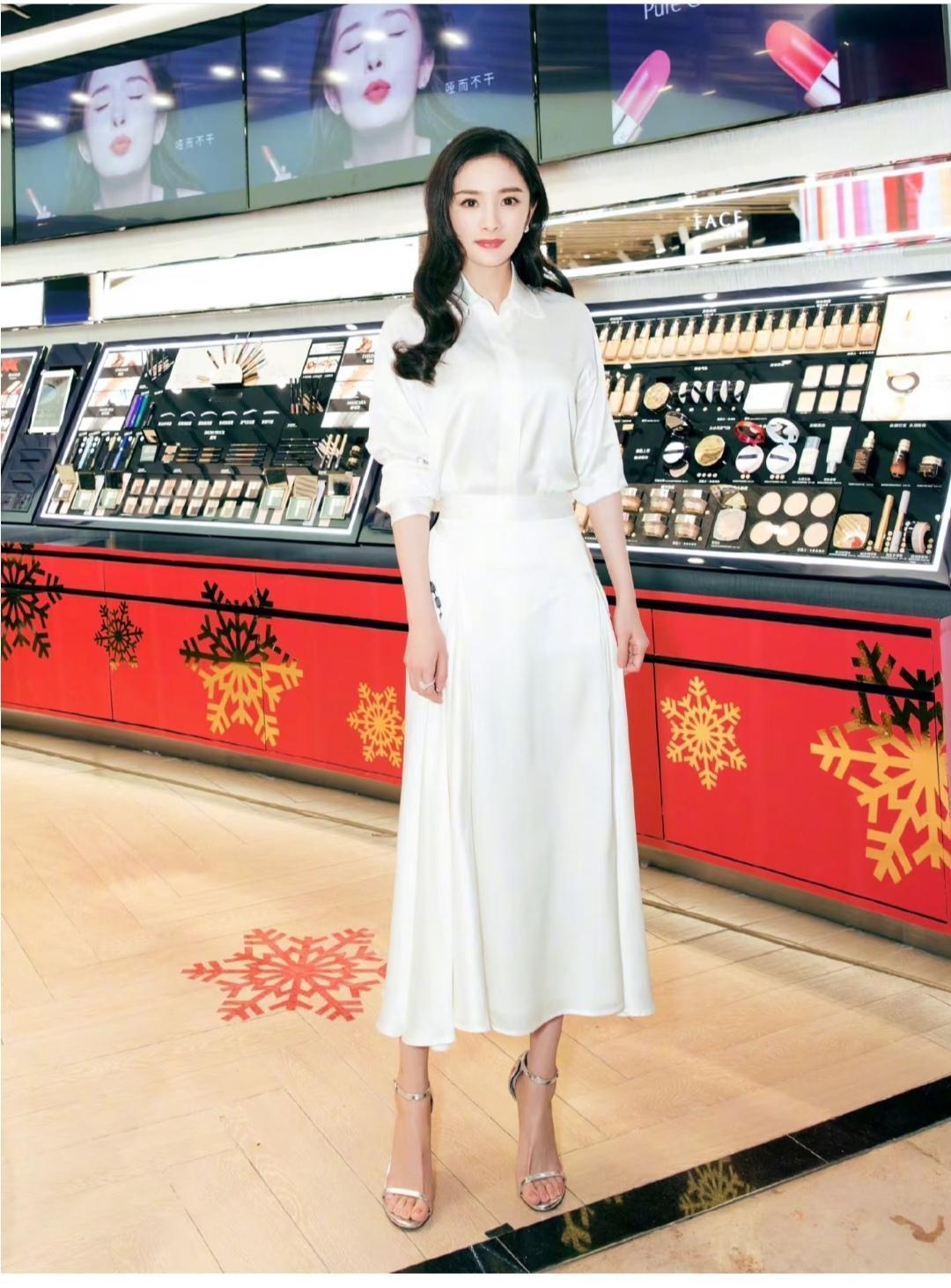 不得不说，杨幂的脚型真是无敌了。