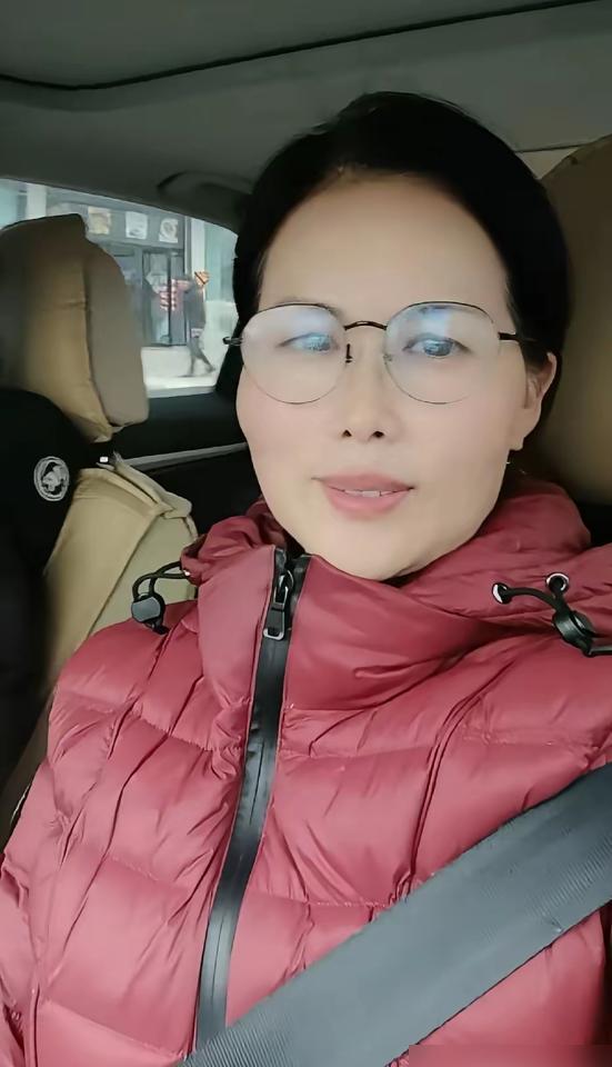 她把“下去陪她”四个字说出口的瞬间，直播间就炸了。伺候了汪家十八年的阿姨，头等