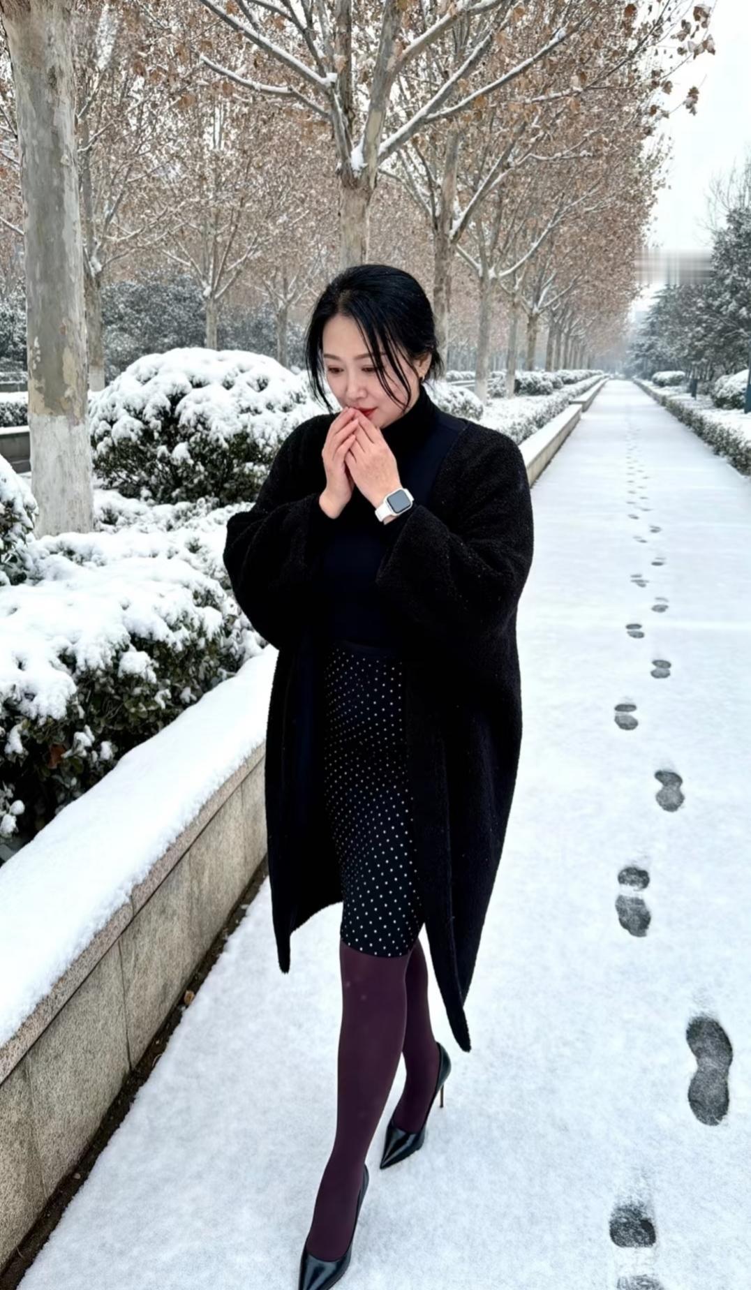 雪中独行，心随步移。