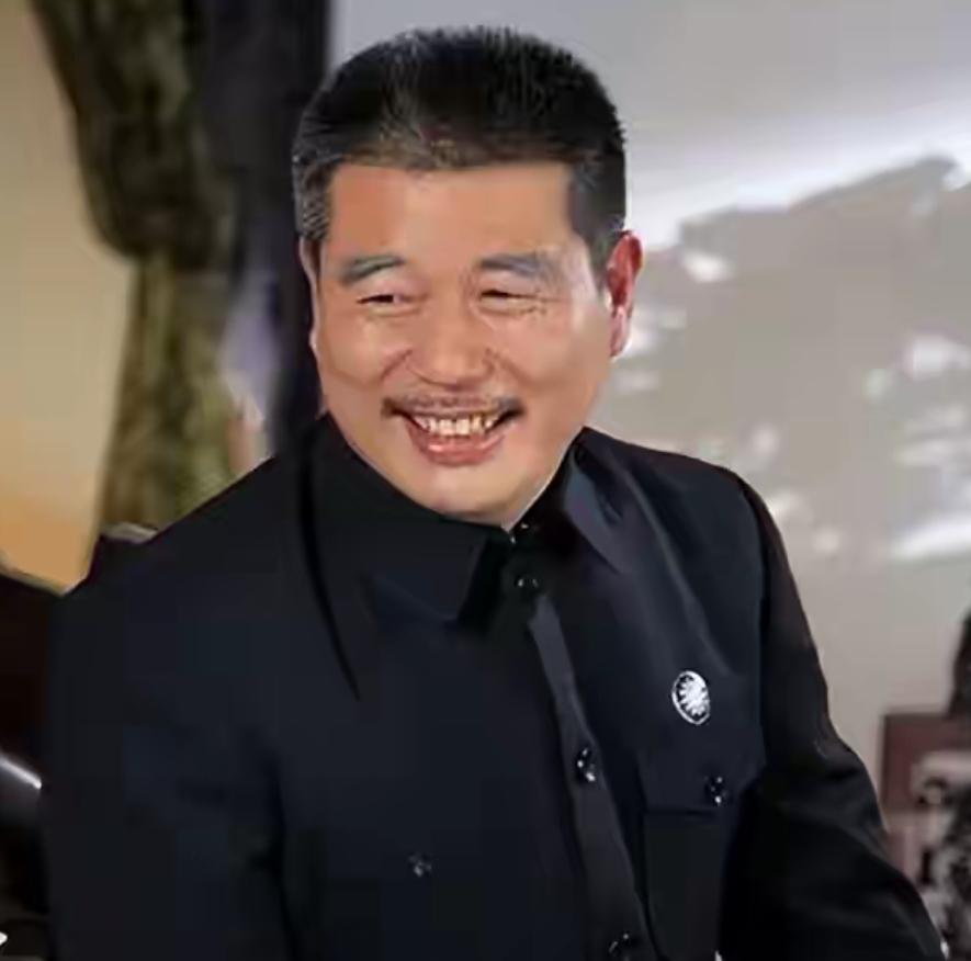 娶小27岁央视才女，快60岁才当爹，如今他衰老明显，娇妻气质出众娱乐