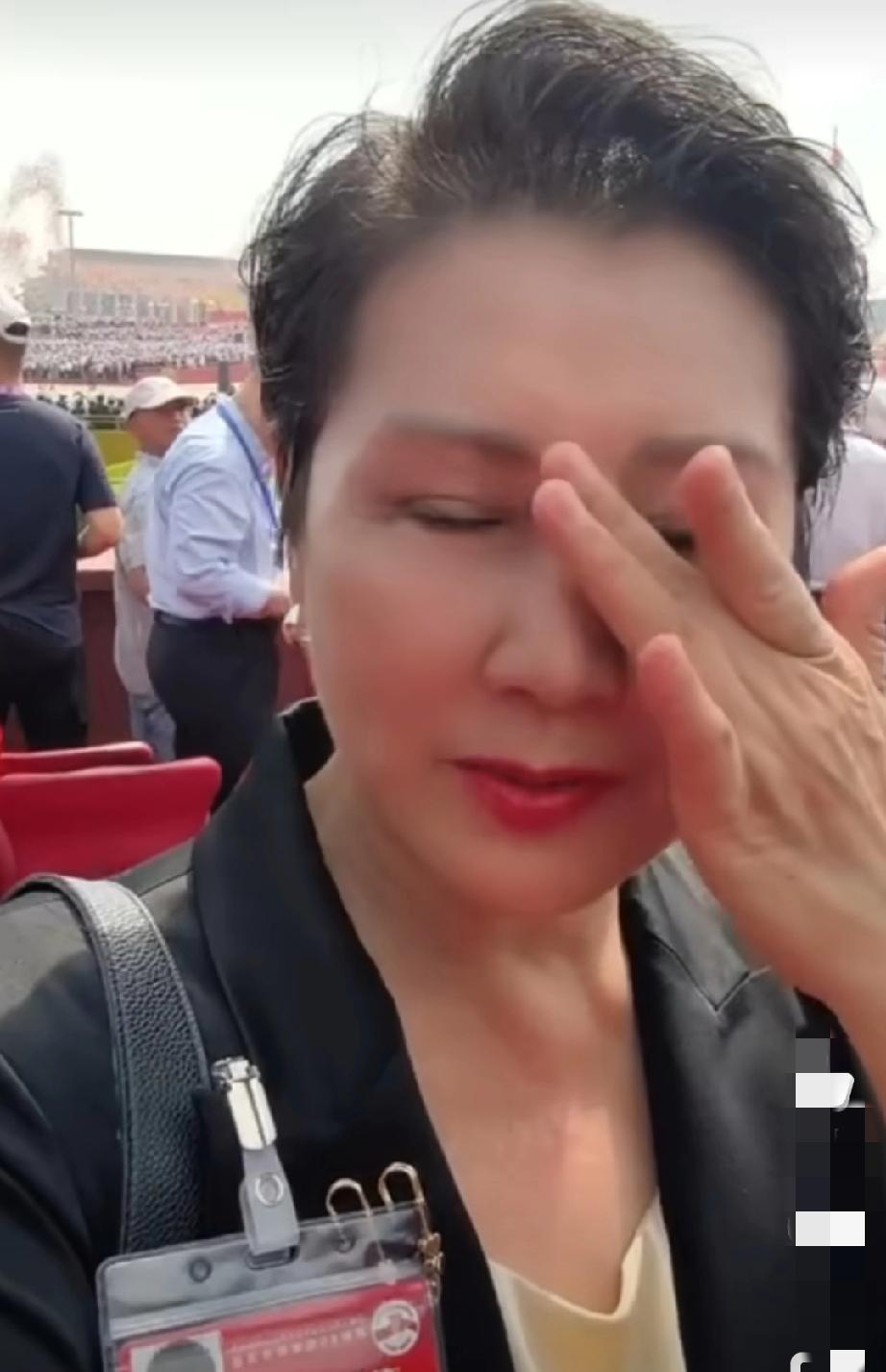 “太激动了，真的太激动了！”演员张凯丽受邀参加93现场观礼，流着眼泪说出全中国