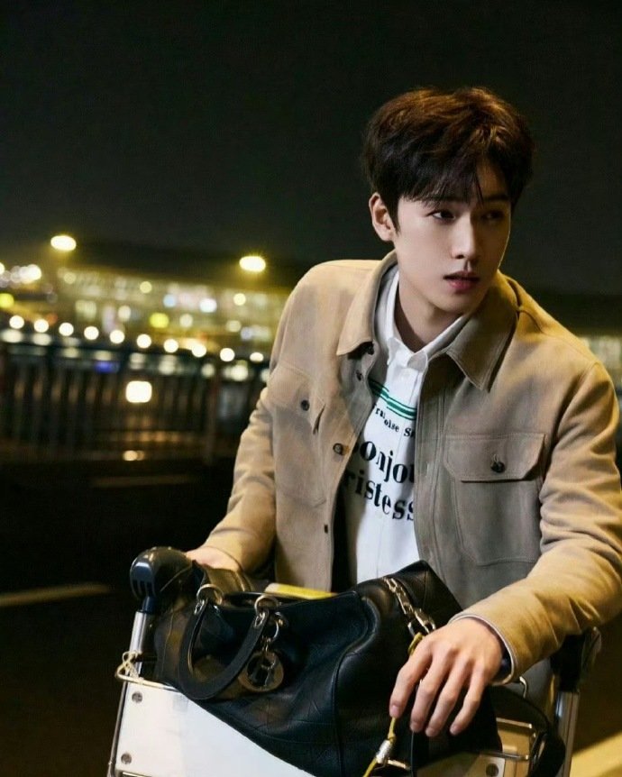 巴黎时装周dior大秀出图🈶：迪丽热巴李昀锐王楚然，你更喜欢谁？