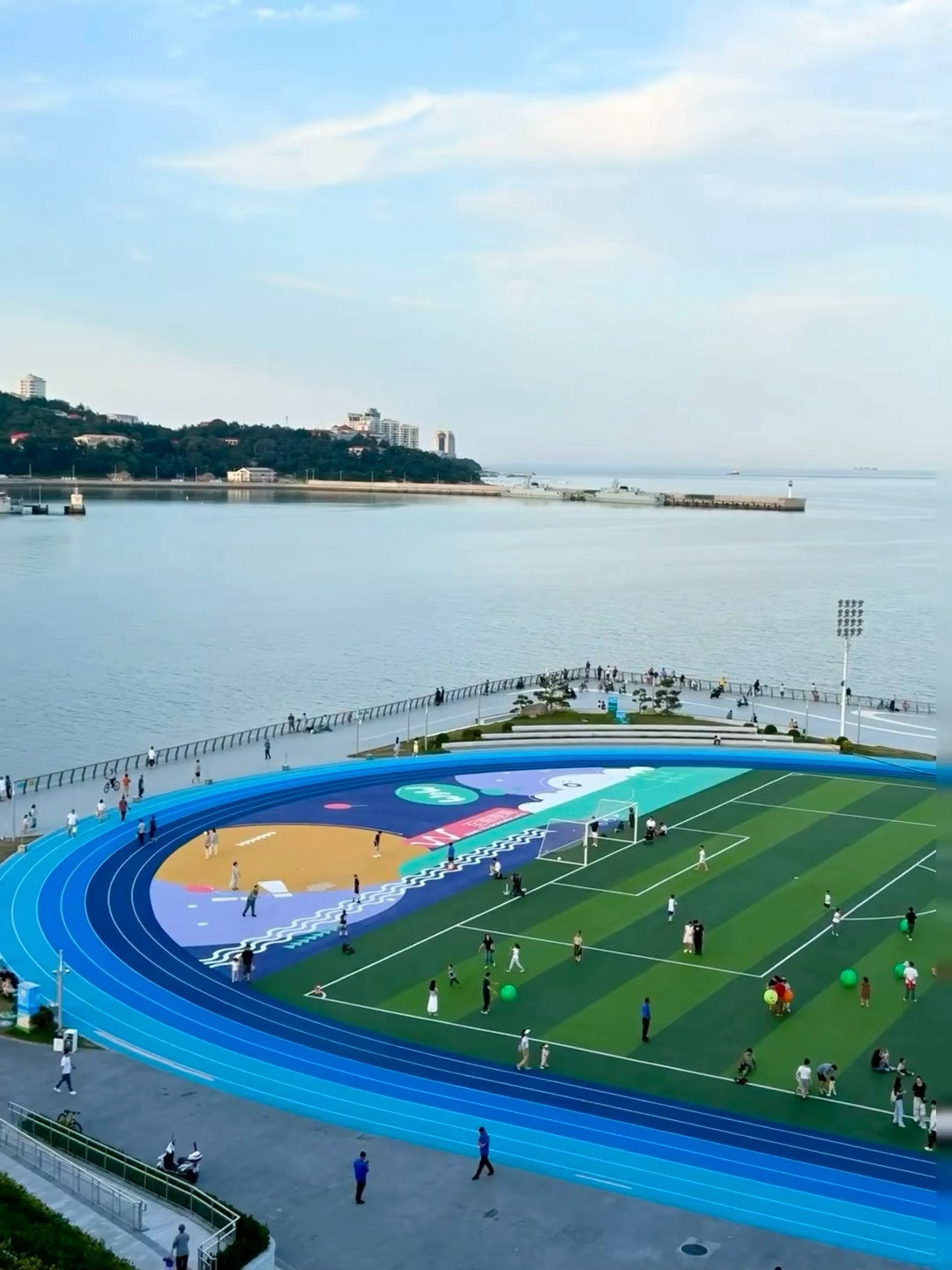 威海的足球场也太超前了吧！