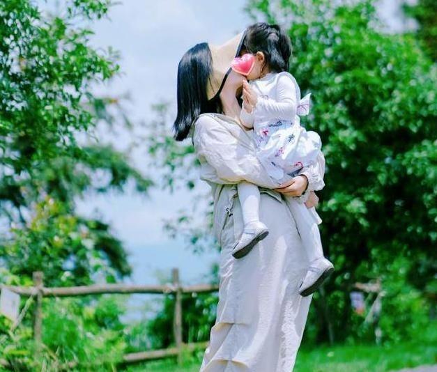 谢娜带3个女儿吃面条时，谢娜想给跳跳的面挑一挑晾凉一下，结果跳跳不仅拒绝了还说：