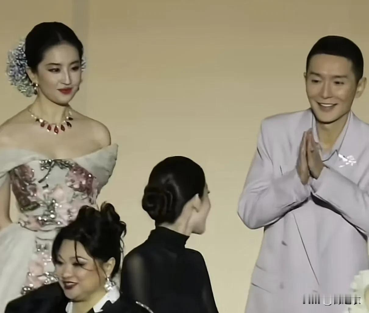 古力娜扎人美心善，内心没有那么多小九九，我昨天看活动视频，本来娜扎站边上跟朋友聊