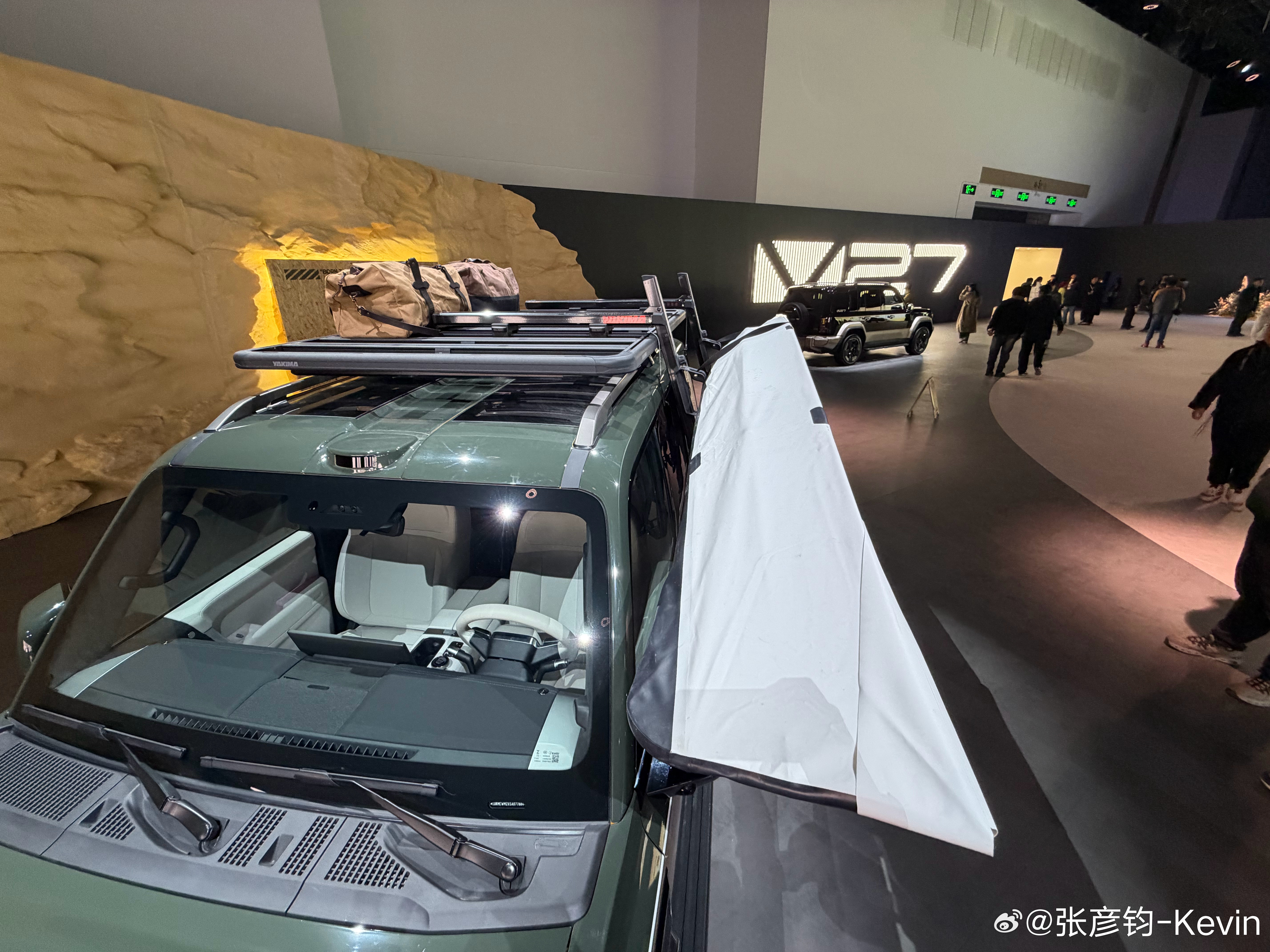 前两天iCARV27发布会，这个架子给我看香了，侧向挂直接推上车，不用爬车顶了