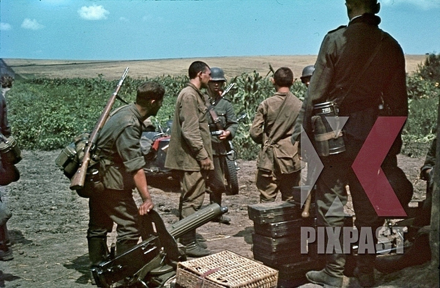 1941年夏天，巴巴罗萨行动中，被德军俘虏的苏联红军战士。