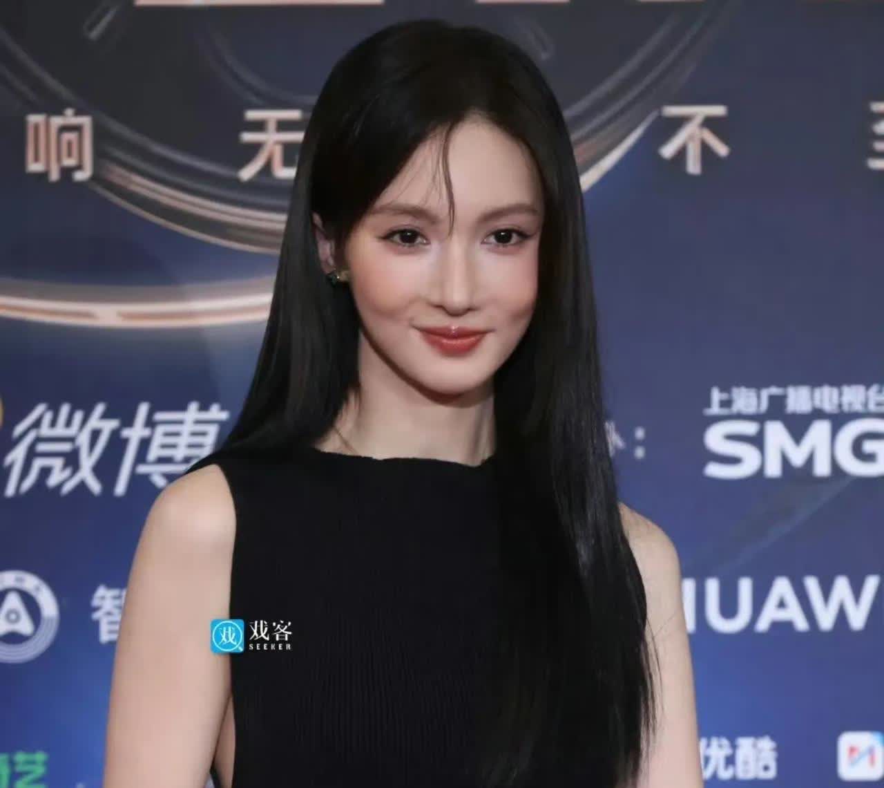 金晨出席活动照片曝光。容我说句公道话，金晨的这个嘴巴，多多少少是不太正。