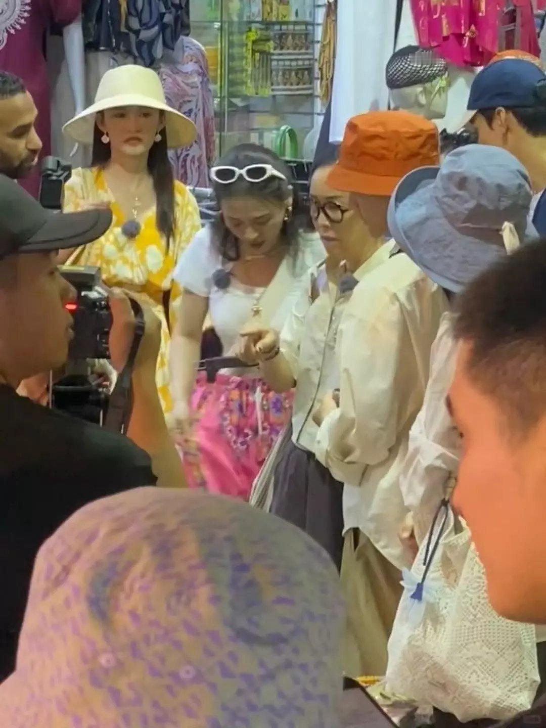 李沁花少路透，怎么这个状态，一脸苦相​​​