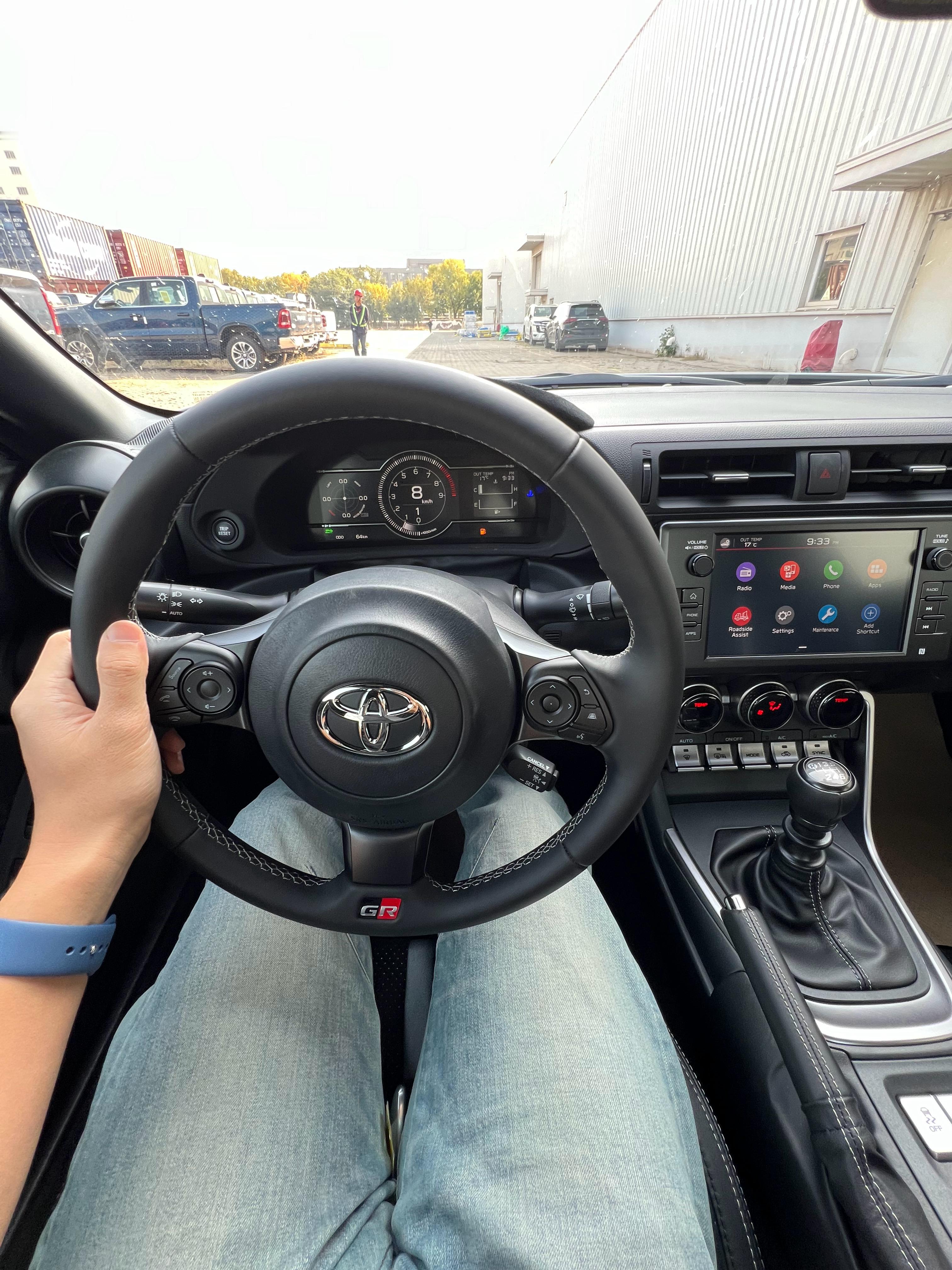 两台GR86双胞胎车型交付一台，入展厅一台248,000的BRZ卖不掉438,