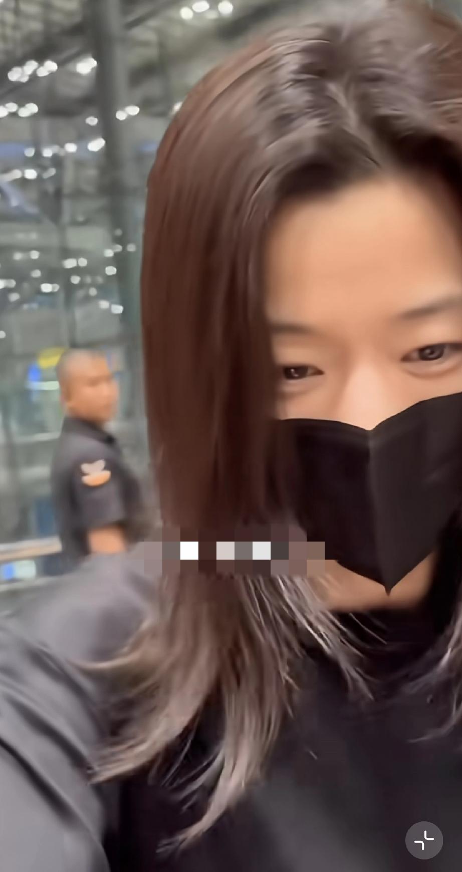 全智贤素颜现身机场眼袋重，后登台也是淡妆，身材干瘪了!前几天，全智贤在巴黎时