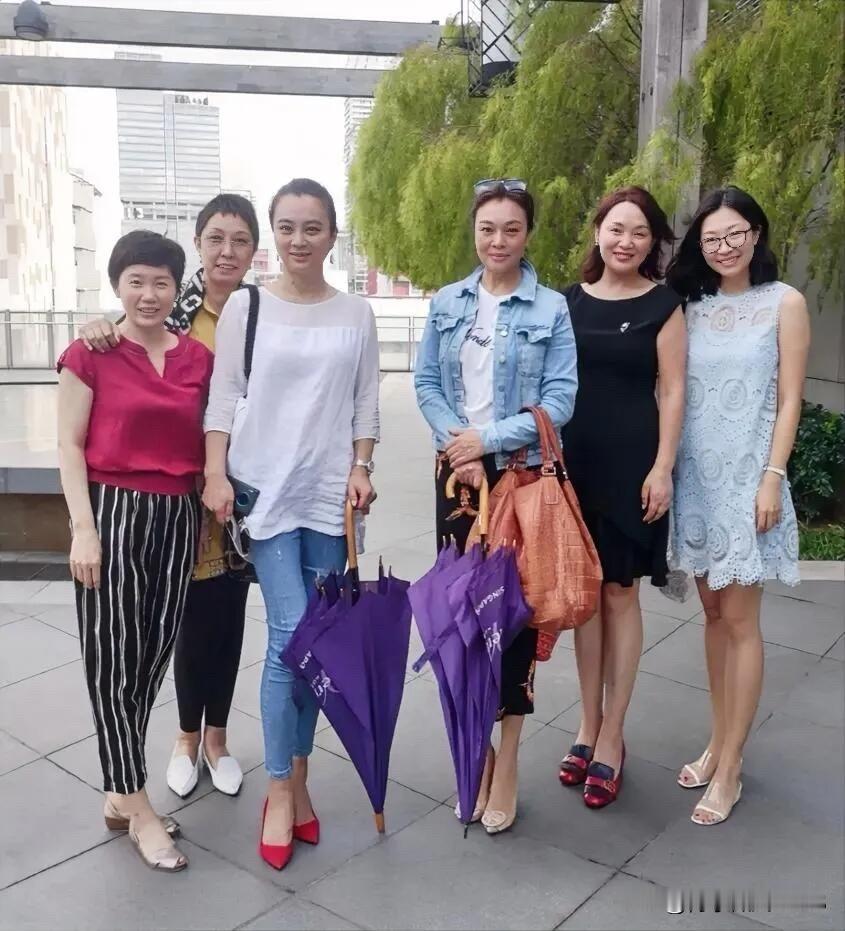 明星就是明星，一眼就能看出来她们与众不同的气质，特别是穿着白色长衫的李玲玉，长得