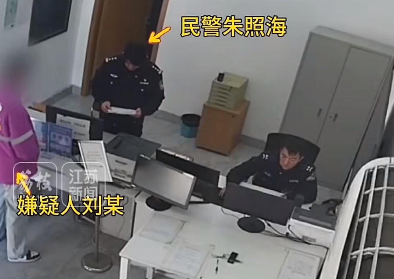 这事儿真是离谱他妈给离谱开门。安徽一个偷了15部手机的通缉犯刘某，逃跑不到一个月