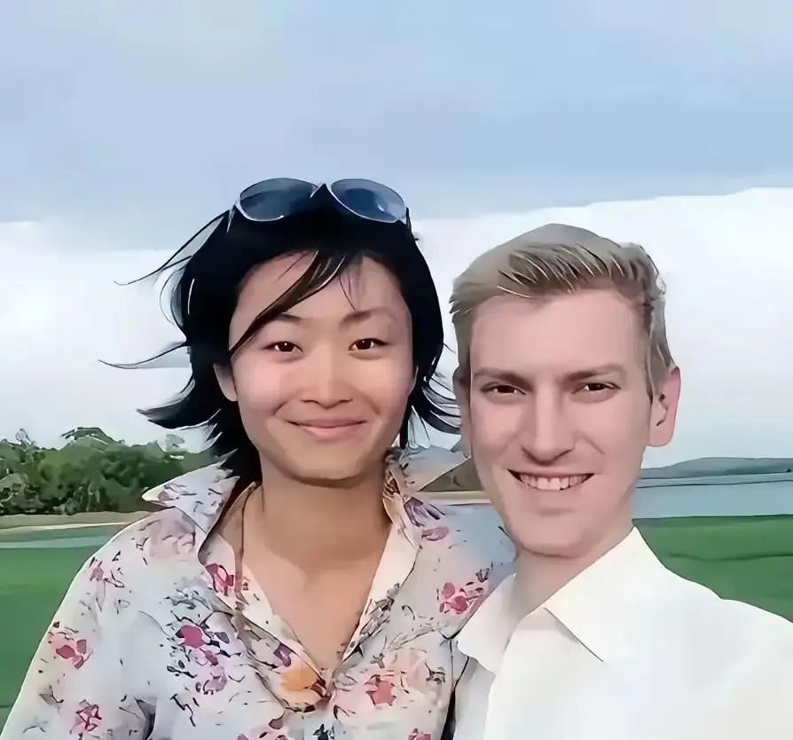 老牌主持人敬一丹这些年极少抛头露面，没想到她闺女的一段跨国婚姻，竟成了某些网友茶余饭后操碎心的谈资有