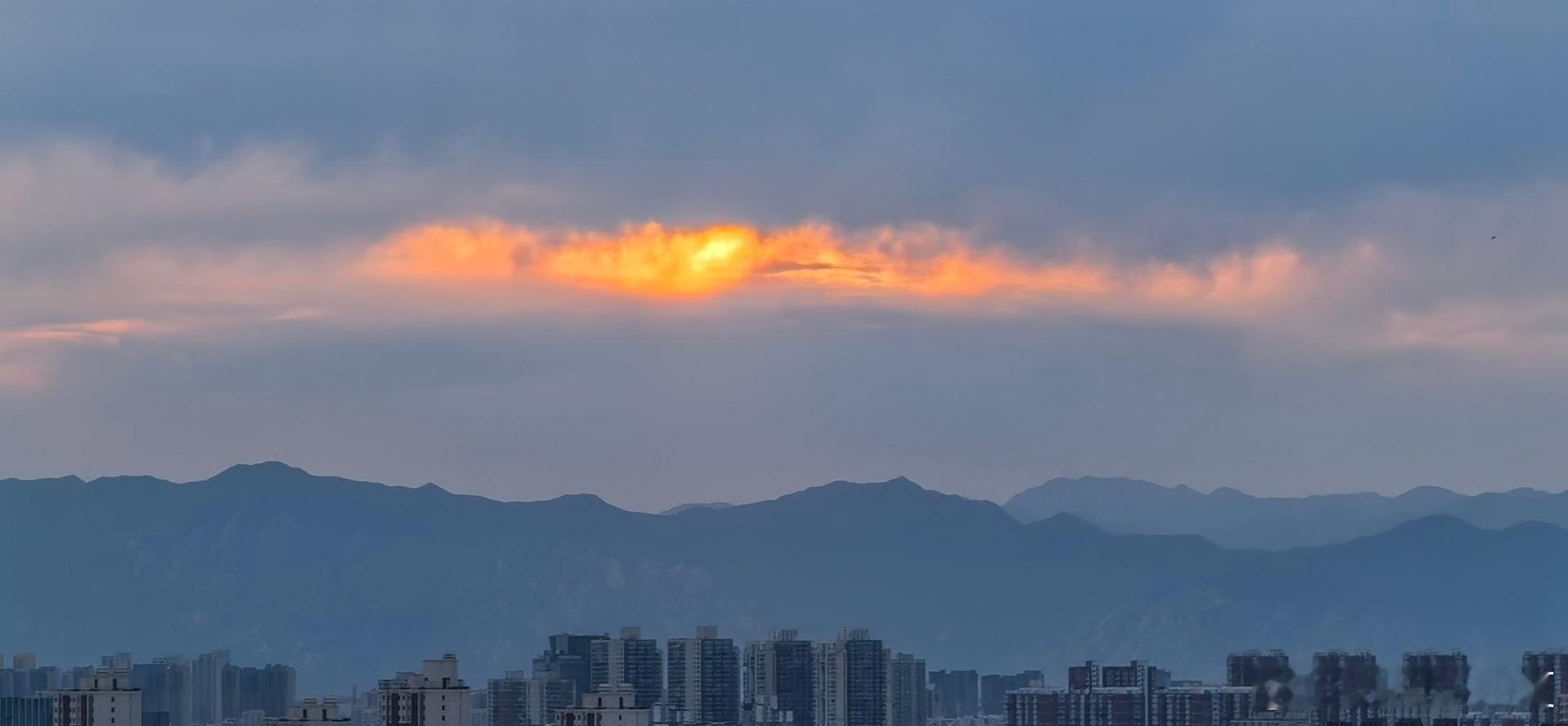 流云铺染天际，霞光漫映一城山河～
