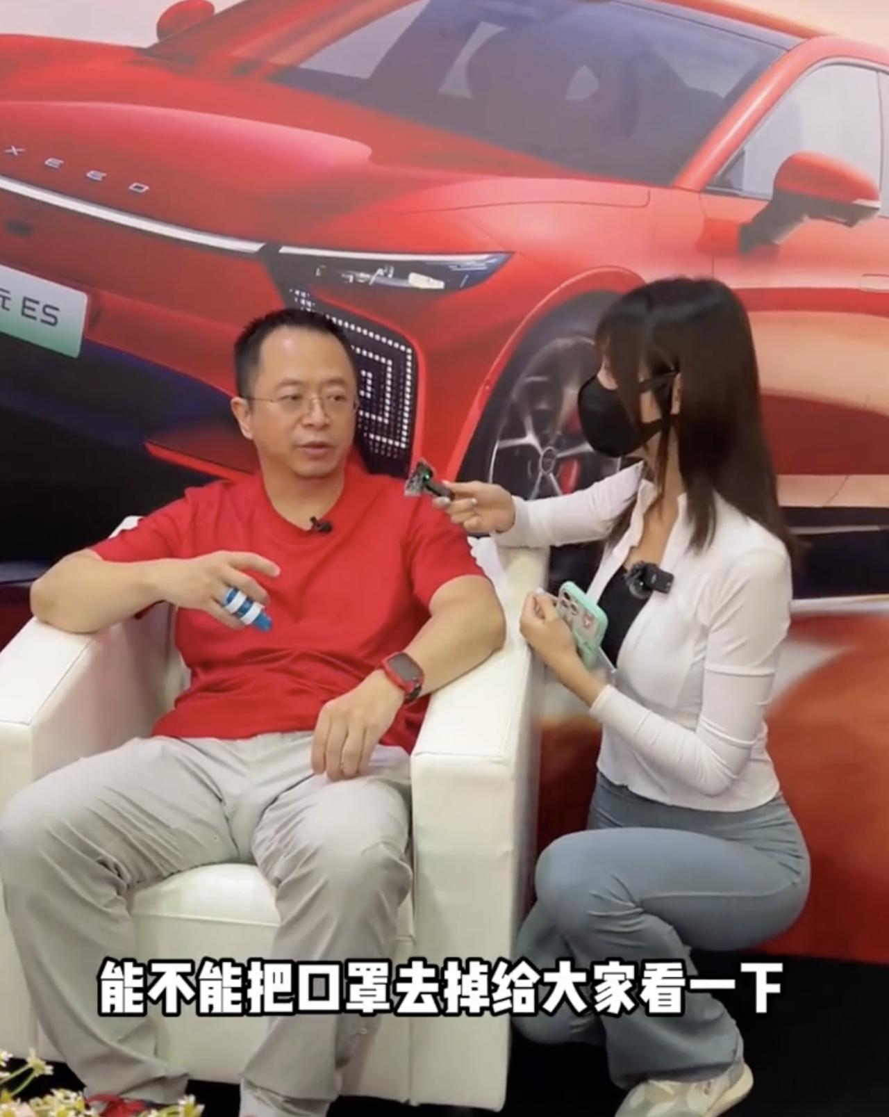 某个活动现场，一个戴口罩的女网红蹲着跟周鸿祎聊天，周鸿祎大概是觉得她戴口罩跟自己