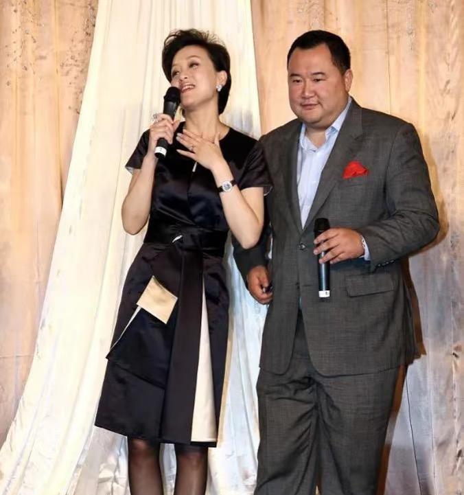 1994年，杨澜从留学归来后，急于和张一兵￼离婚。她的父亲劝她：“小兵一直对你这