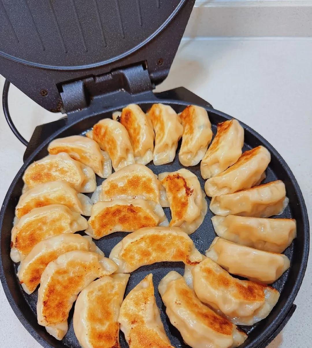 煎饺の「抗议」刚把饺子摆上电饼铛它们就「喊」：“别烙啦，要被烤化啦！”可看