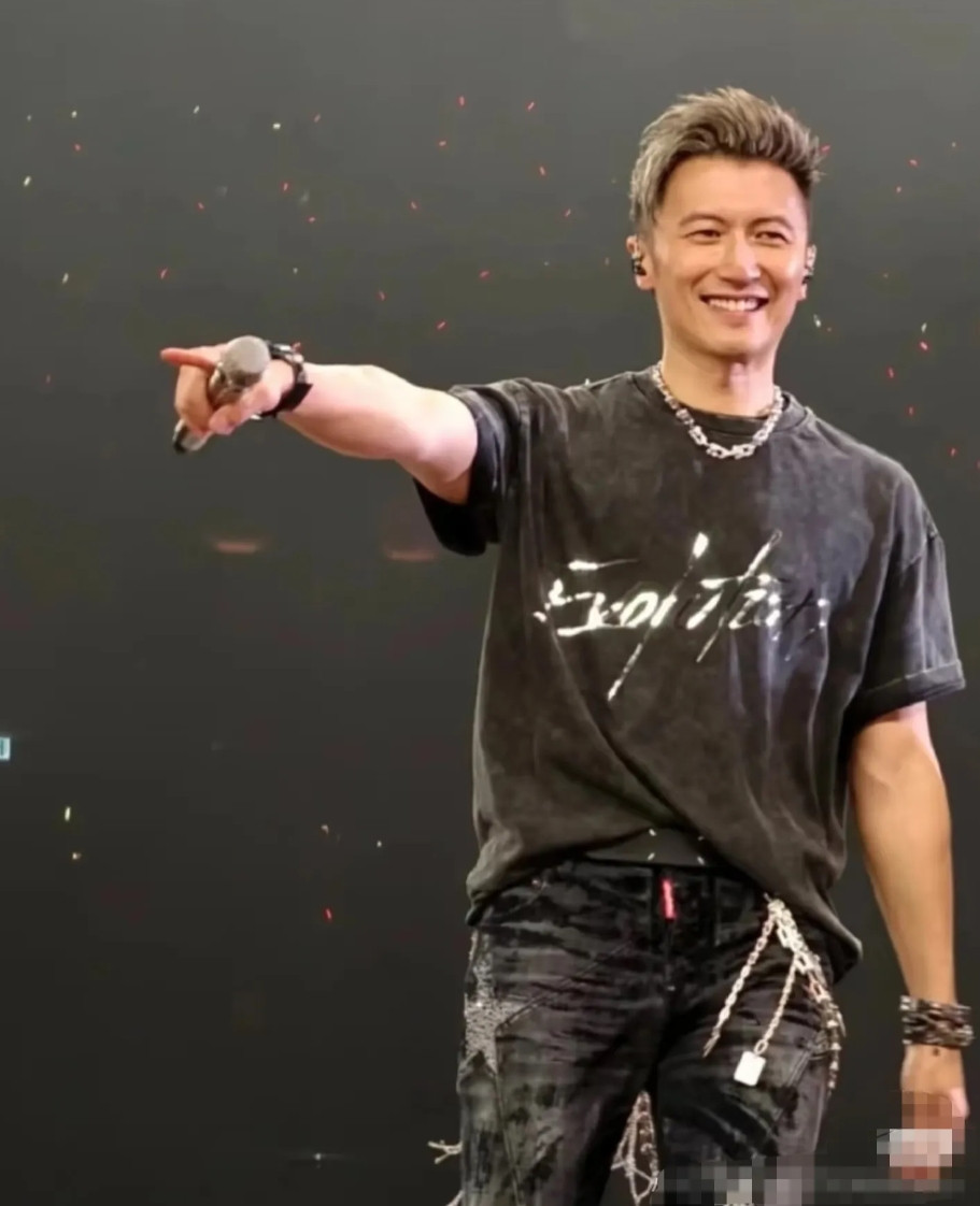 演唱会落幕，谢霆锋勇敢发声演唱会的大幕缓缓落下，热闹与喧嚣渐渐散去，谢霆锋也仿