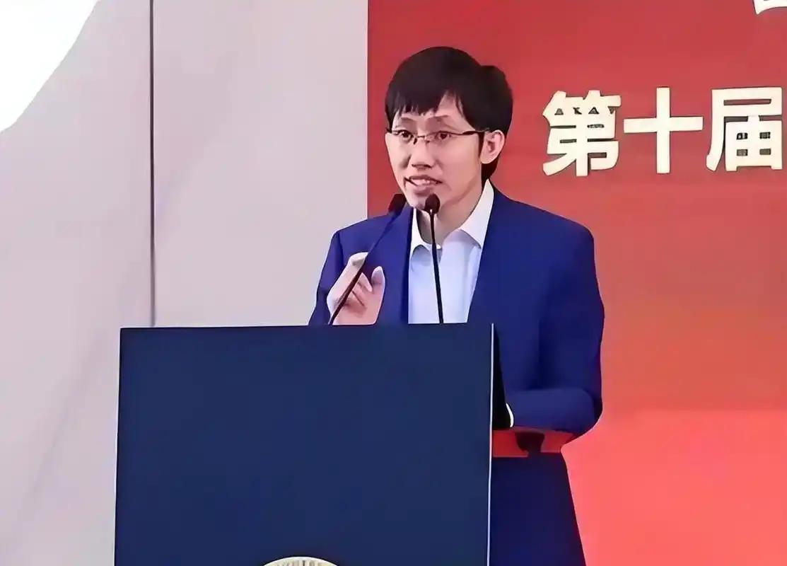 梁文锋疯了。刚拿完500亿融资，转头就把钱砸进了内蒙古一座小城——不是买楼，不
