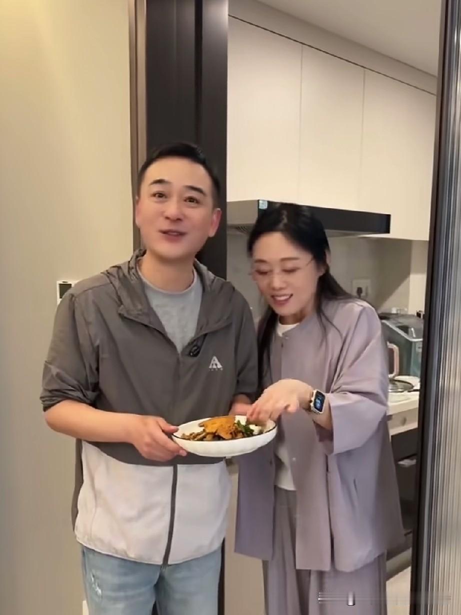 吴琼和阮巡平时吃的最多的就是火锅，为什么呢？因为他们都不太会做饭。吴琼说:“我们