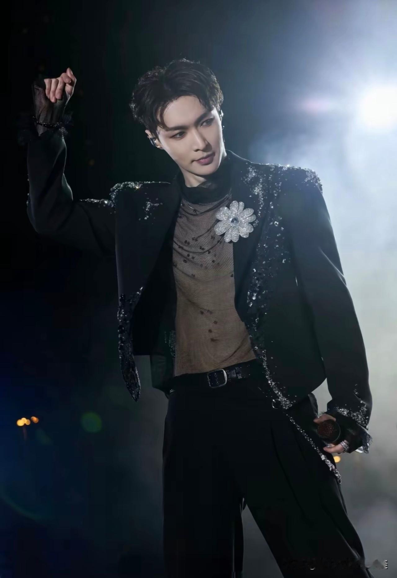 谁说好色是男人的本性，昨天晚上我一姐们看张艺兴《大花轿》，两个多小时，就