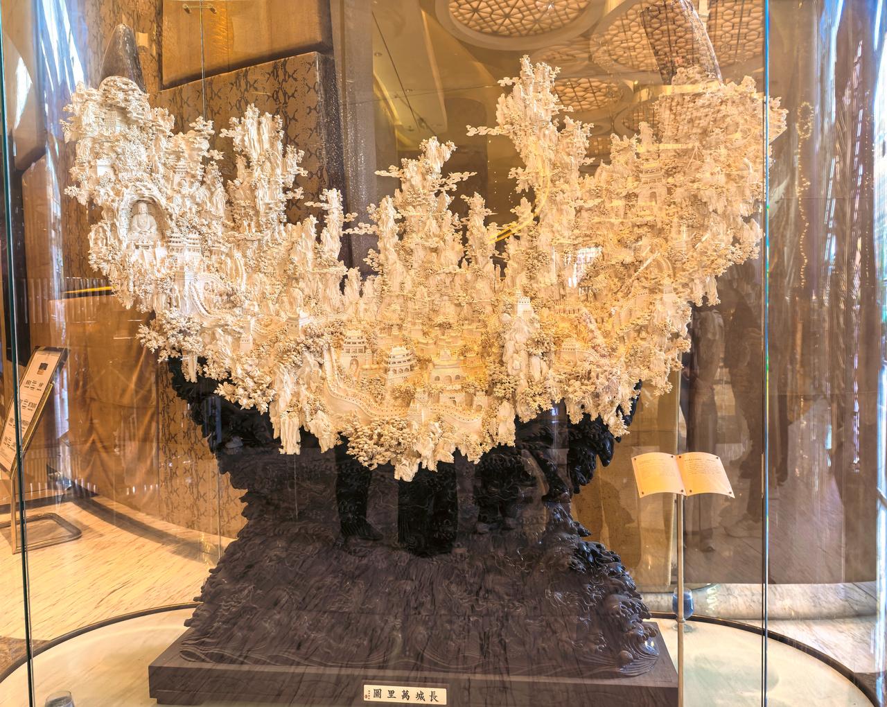 澳门新葡京酒店内的雕刻作品多为何鸿燊的私人收藏，作品工艺精湛，题材丰富，具有极高