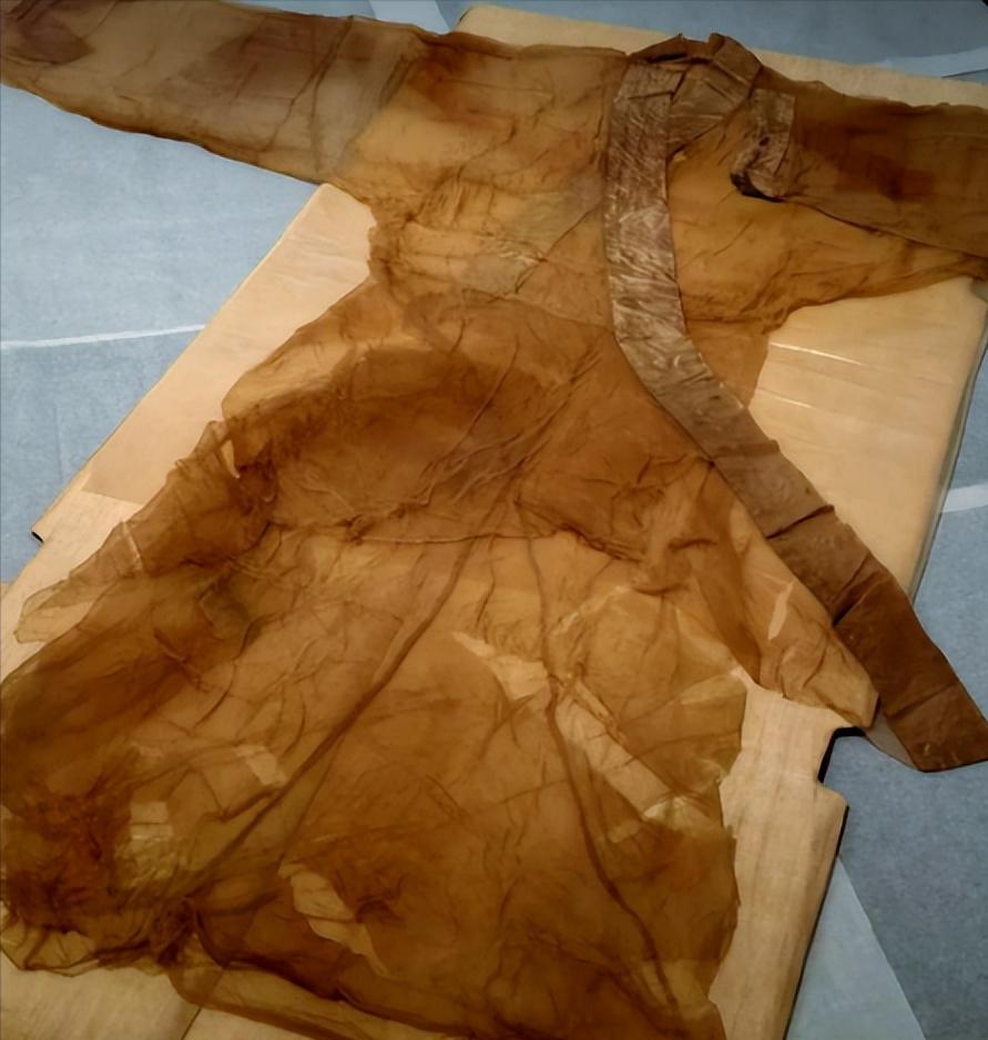 1983年，长沙一农妇发现，17岁儿子竟从博物馆，偷回2件国宝素襌纱衣，惊恐万状